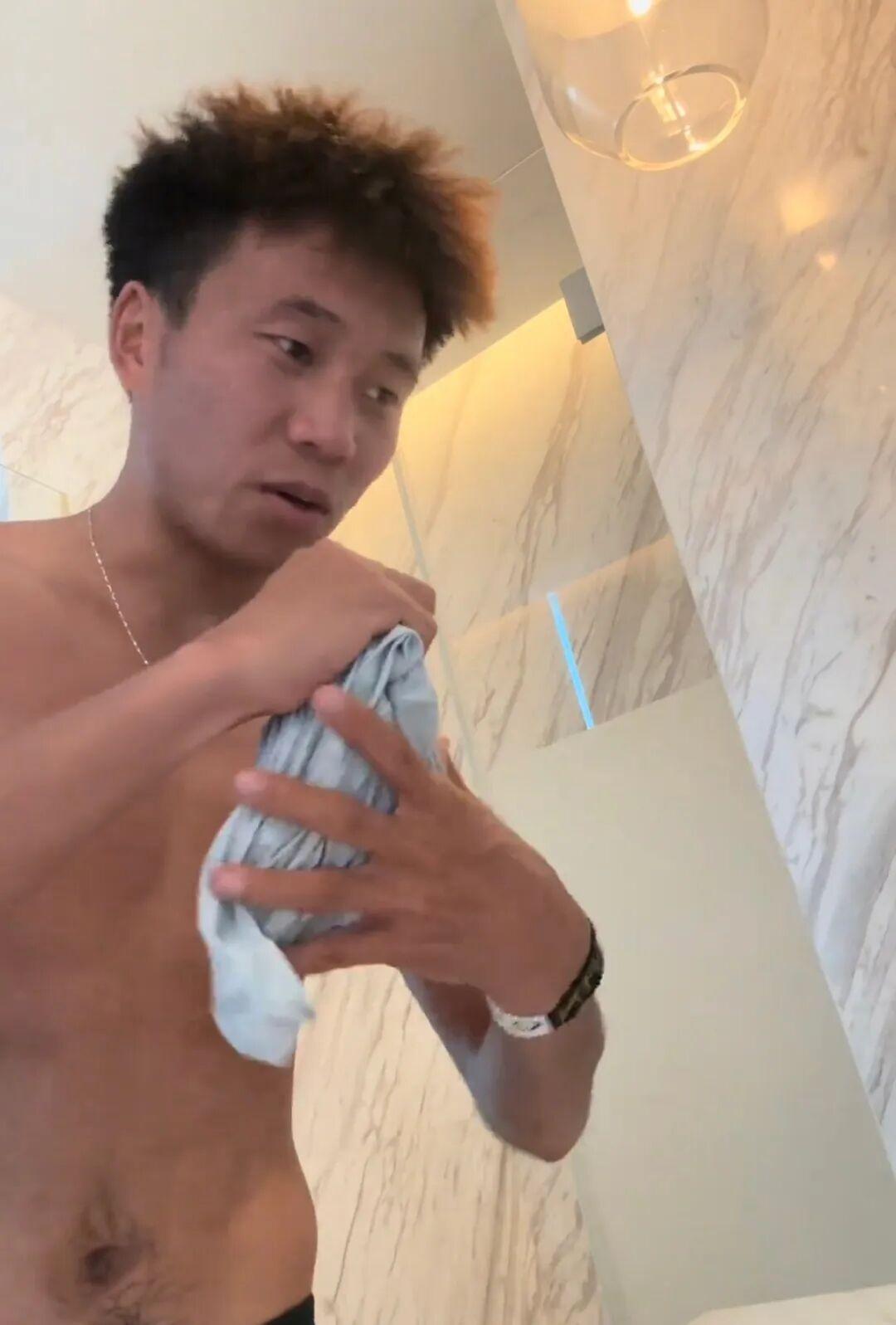 何杰空降上海，被湿热天气狠狠上了一课！
高原训练习惯的他，一堂有氧训练浑身湿透，