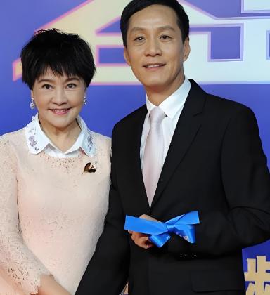 一次，冯远征带着老婆梁丹妮参加聚会，他的朋友十分无礼地说道：“远征，下次别带你老