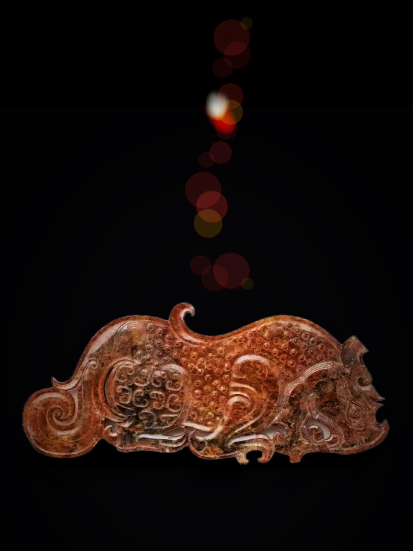 东周·玉虎形佩。简兮简兮，方将万舞
日之方中，在前上处
硕人俣俣，公庭万舞
有力如虎，执辔如组
左手执龠，右手秉翟
赫如渥赭，公言锡爵
山有榛，隰有苓
云谁之思？西方美人
彼美人兮，西方之人兮
——先秦《诗经·邶风·简兮》 
战国（公元前475年一公元前221年）玉虎形佩为一对，高9.5厘米、宽22.5厘米、厚0.5厘米，和田黄玉质，全器土沁成深、浅士褐色，可能出自洛阳金村大墓，现藏于美国弗利尔美术馆 
全器呈虎形，虎首低垂口张开作低吼状
虎身踞伏满雕谷纹，虎尾上卷
虎身其余部分以阴线技法细刻纹饰
身顶部透