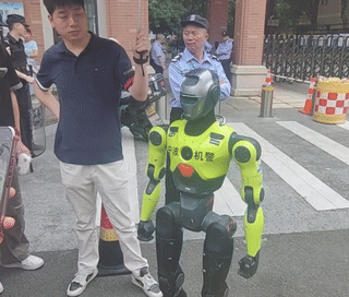 不管成绩咋样，这份欢脱的暖意，肯定能让孩子轻装上阵。不得不说，浙江这波科技与温情