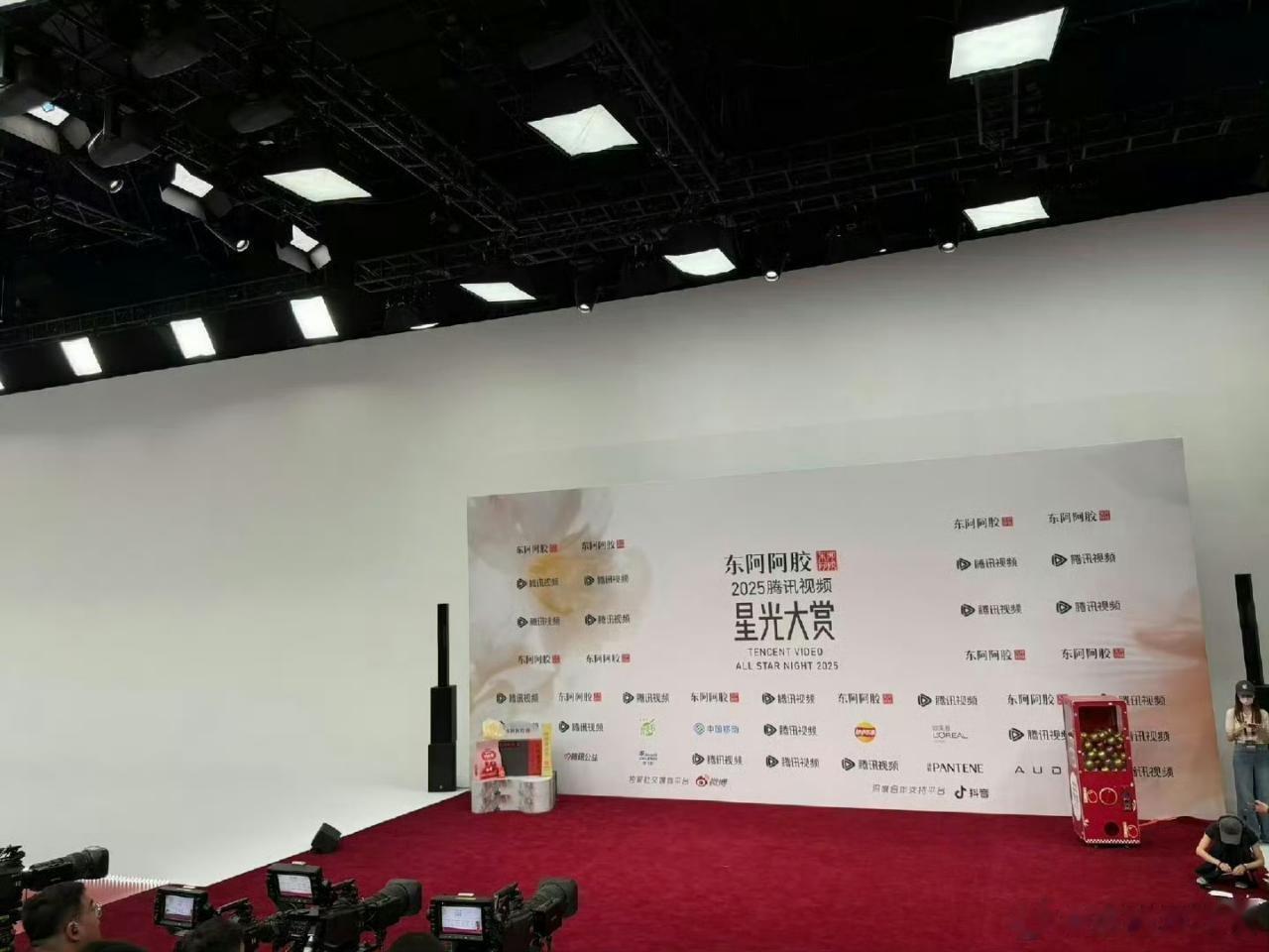 星光大赏赞助商的数量 一眼望去，基本全是腾讯视频和东阿阿胶？。！ 星光大赏变星光