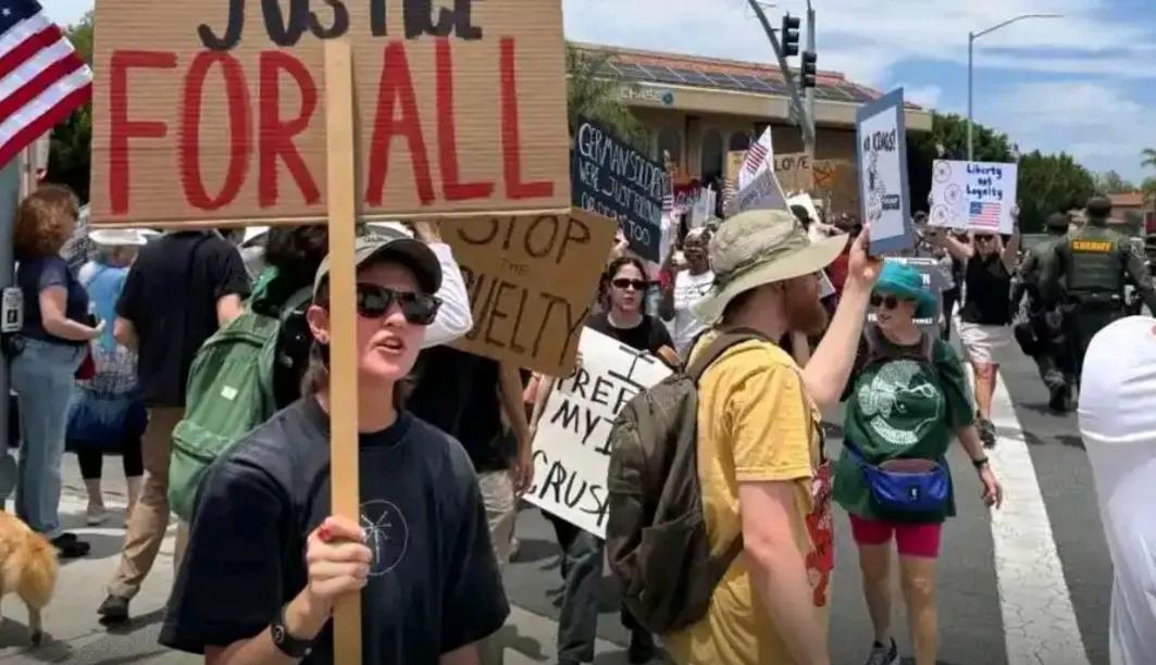 震撼全美！超900万人上街抗议，特朗普遭全民抵制，美国彻底炸锅！

这就有点尴尬