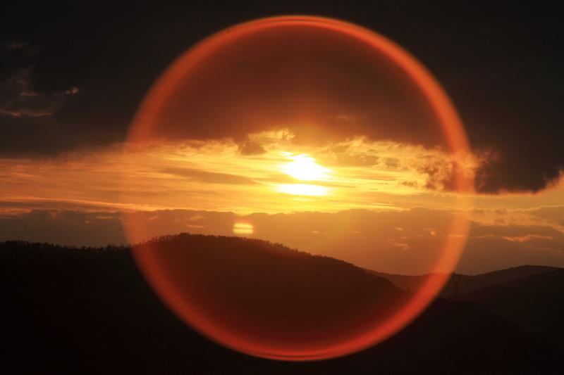 “落日归山海，山海藏深意”有两层韵味。从自然哲理讲，落日代表时间，山海是高山大海