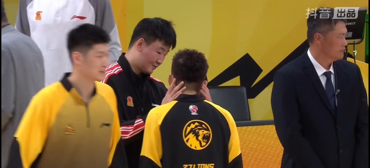 12月27日晚，CBA这场浙江广厦和深圳队的比赛太残暴了！
卫冕冠军浙江广厦直接