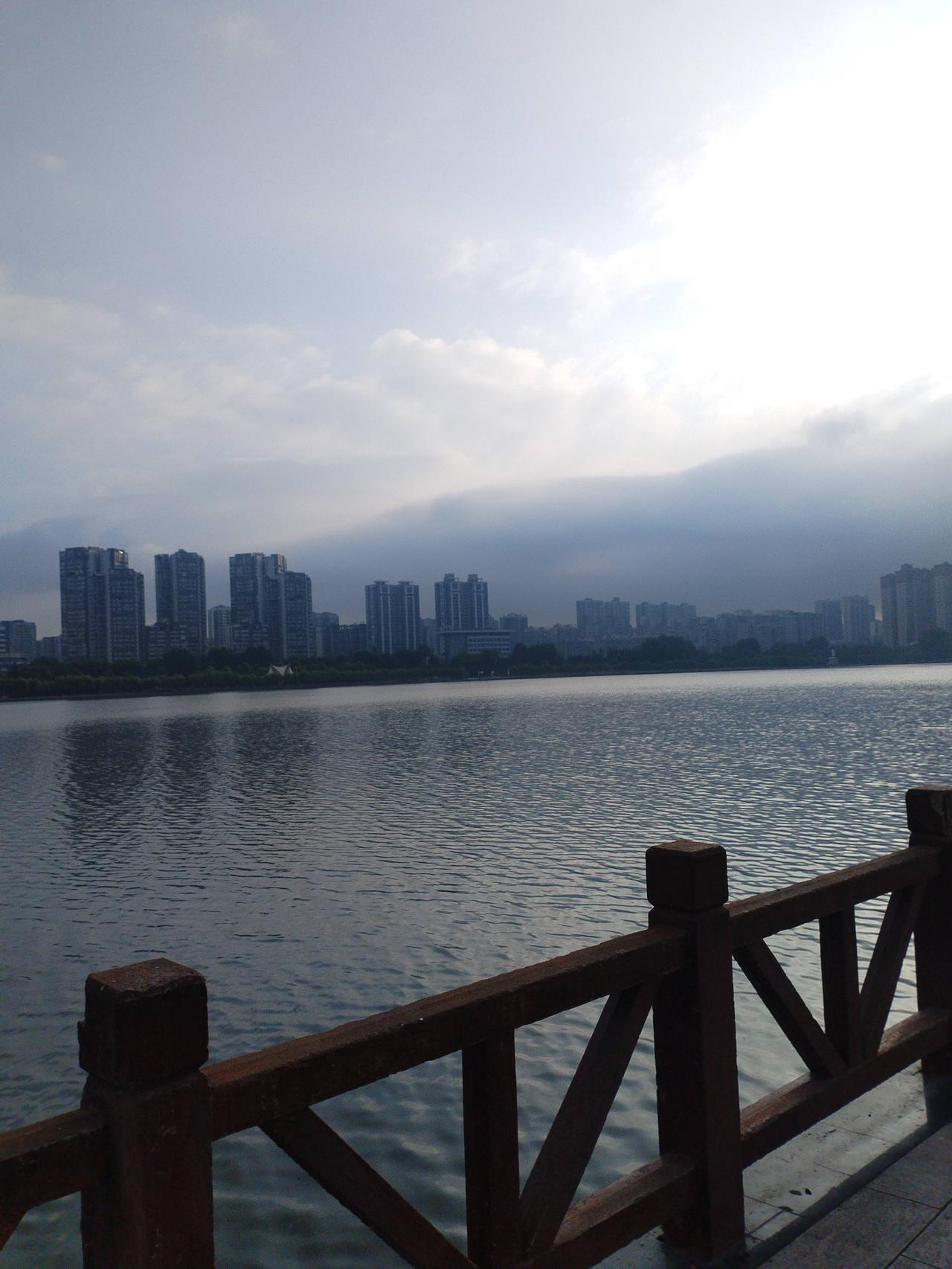 江湖行旅款下联
下联：踏遍江湖深浅
解析：以“踏遍”的行动感承接上联“读懂”的认