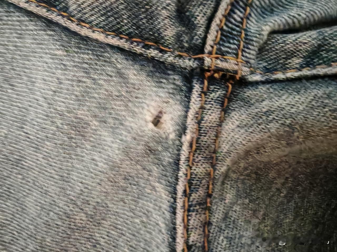 你还别说，
就现在这个物欲横流的时代，
像我这种，
能把裤子穿破的人
也是不多了