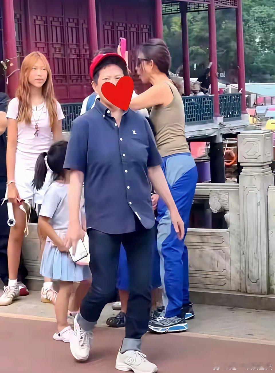 颜值这东西是真难评，蔡少芬女儿明明跟她就像一个模子里该出来的，就连笑起来都一样。