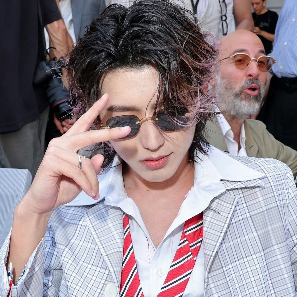 我不行了我看见这种图我就冒粉色泡泡了好吧！！！！！ 蔡徐坤米兰时装周