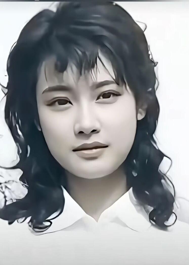 她好美啊，真是天生丽质，很自然的美，很多人一眼就能认出她是谁。她长着标准的一张脸