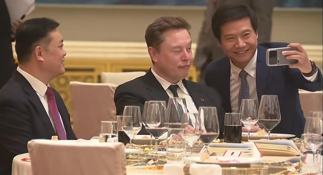 雷军:马总，来看这里，眨眨眼，摇摇头，面部扫描成功，恭喜您开通～