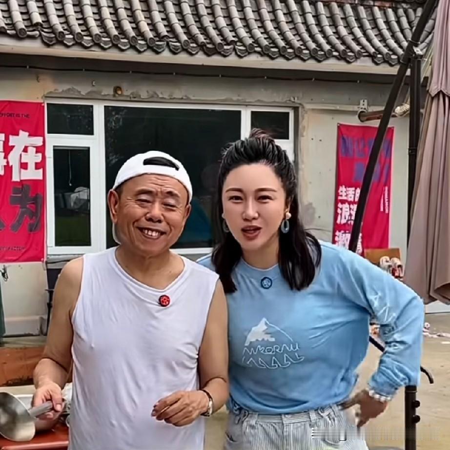 潘长江和女儿潘阳做的铁锅炖豆角，那叫一个地道。这老潘可不简单，二人转唱得好，小品