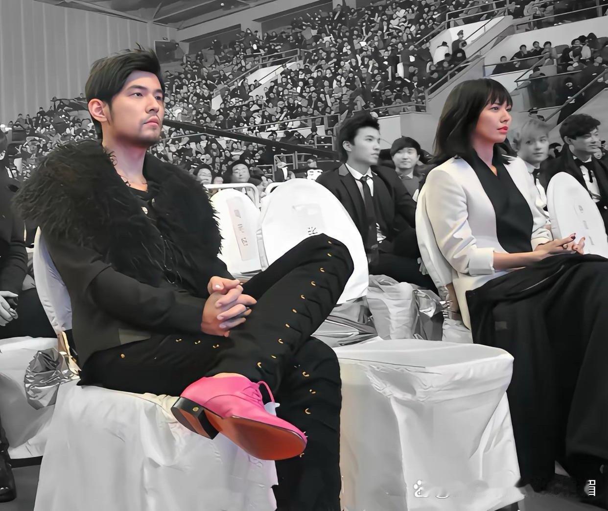 谁能稳坐孙燕姿与周杰伦之间，以一身气场镇住两大华语乐坛顶流，你能猜到吗？ ​​​