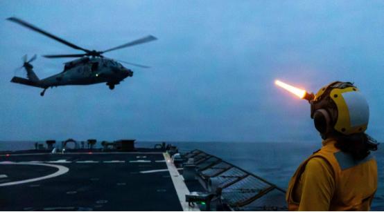 美军将从中国开往伊朗的货轮打出一个洞
 
这句话一出来，立马引发全网关注。大家都