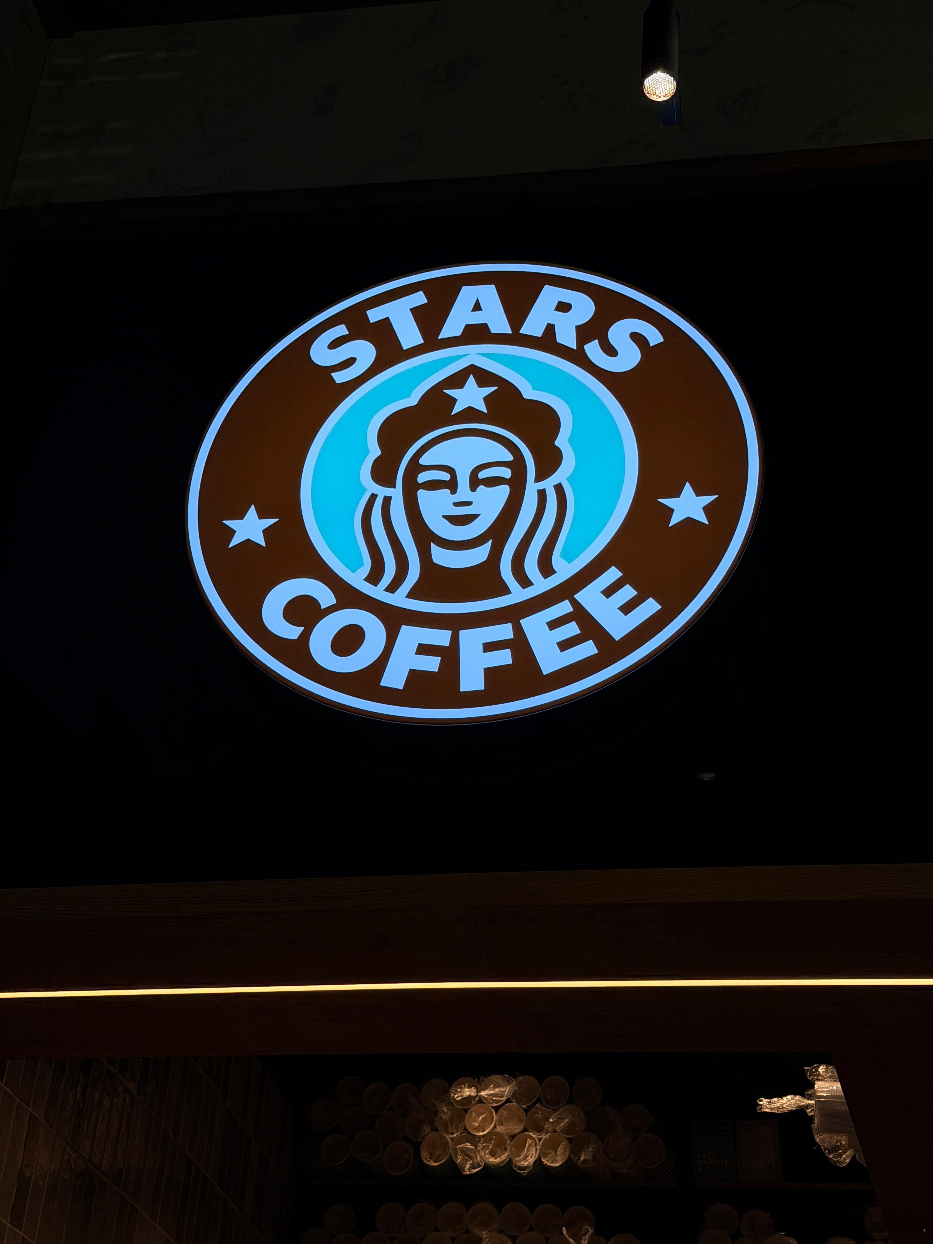 俄罗斯被制裁之后的星巴克👇长这个样子可爱不？我这一杯冰美式，58元人民币 俄罗