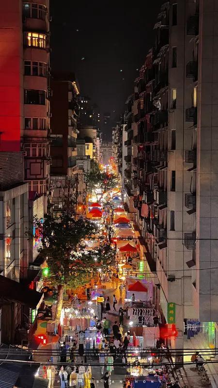 还相信勤劳致富吗？我觉得还是得信。就说那个90后小伙袁先生，在武汉夜市摆摊卖炒饭