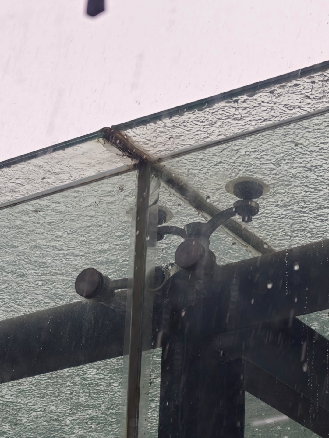 北京暴雨突然一下就天黑了，倾盆大雨！这雨还专挑打工人下班时间下