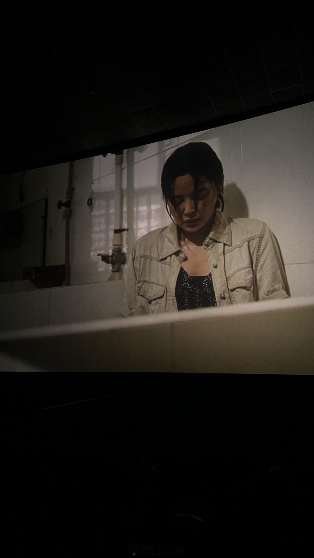 我不明白这种破事儿有什么值得拍成电影的原谅我丝毫不能共情，看到最后女主捅了一刀后