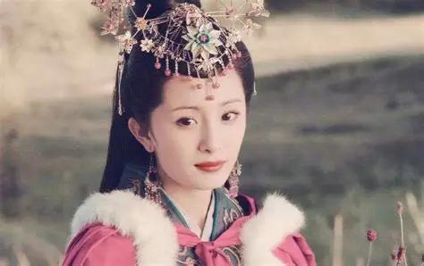 公元前33年，长安宫门前。一个宫女盛装而立，汉元帝看了一眼，当场愣在了原地。他懊