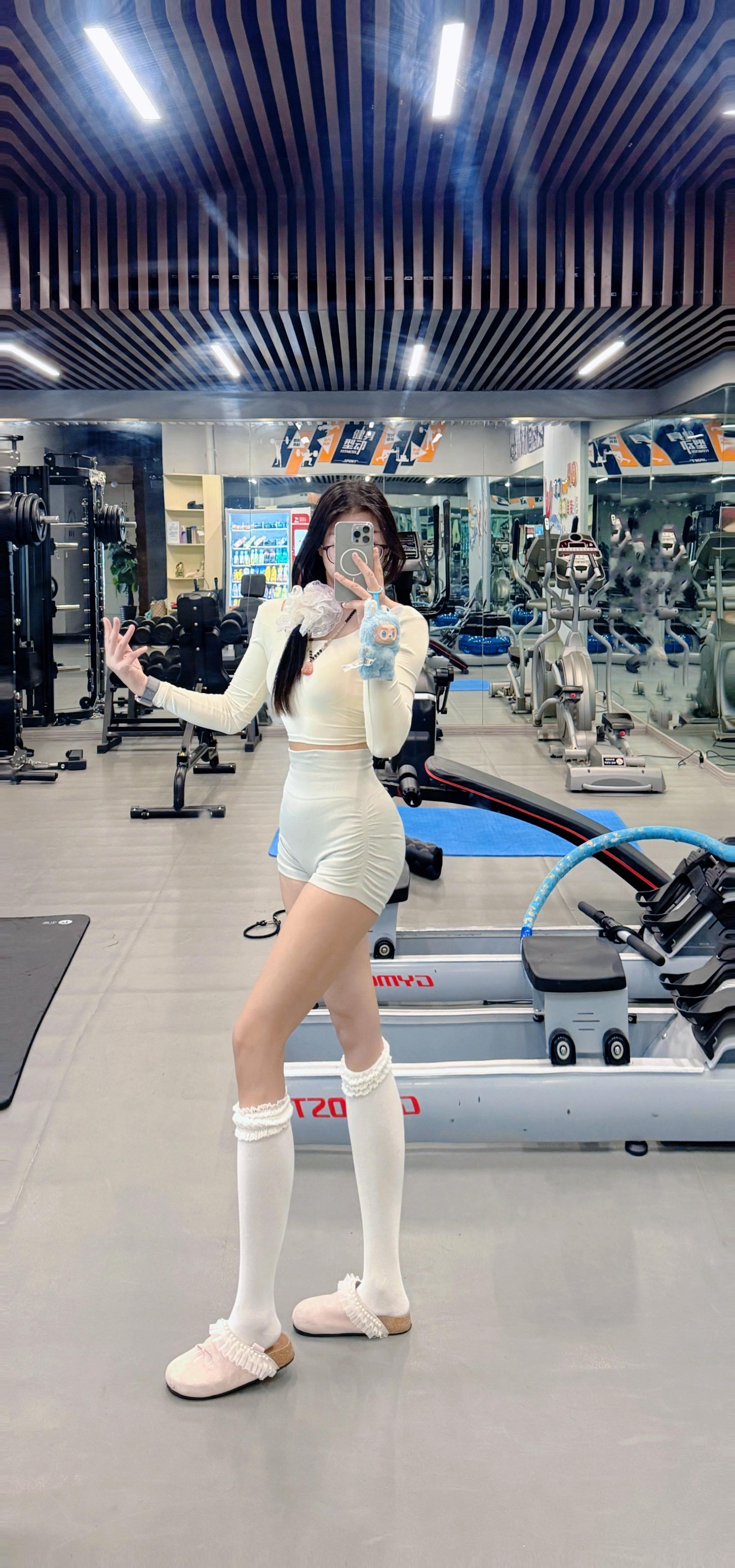 汗水打湿杠铃杆 发誓练成卡戴珊薄肌