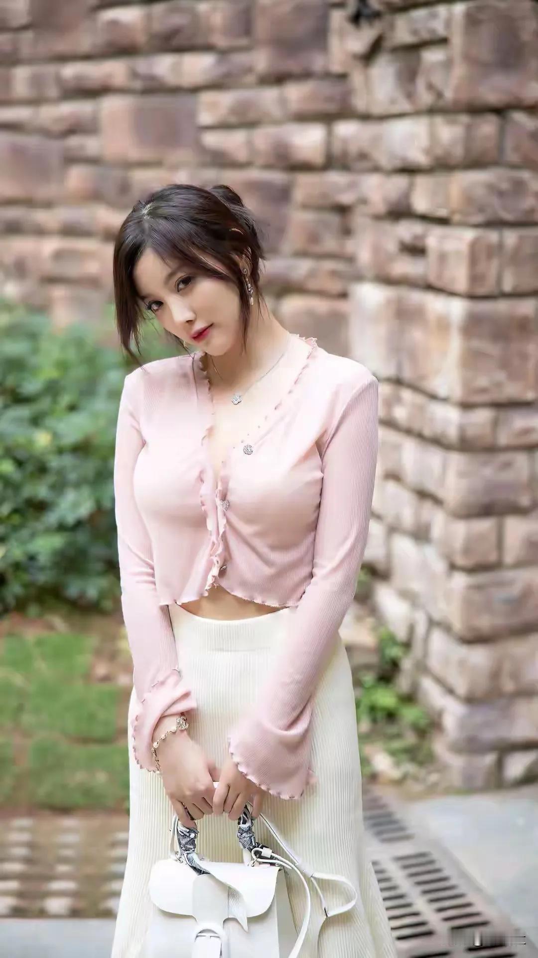 女神晨晨，头发梳起来更好看