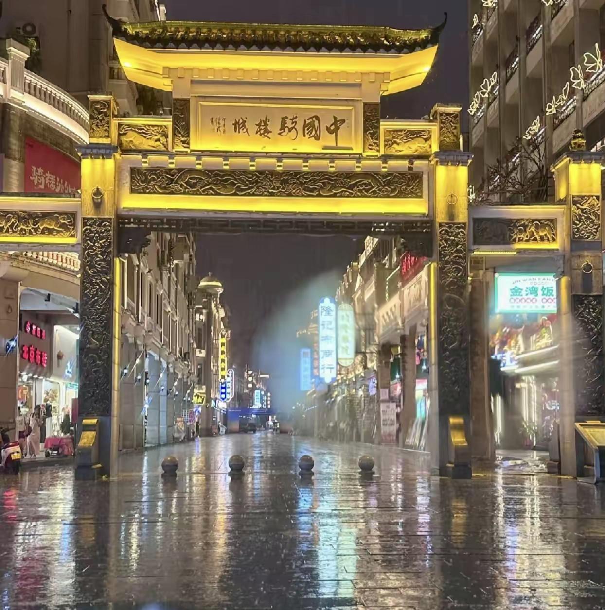 龙舟水袭桂，梧州迎汛，水利枢纽筑牢防洪防线。
      农历五月端午将至，一年
