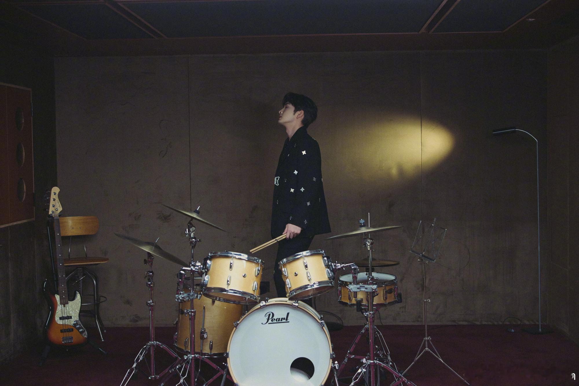 张彬彬一个人就是一个乐队 张彬彬的舞台展现了一种珍贵的完整性。当他的声音兼具磁性