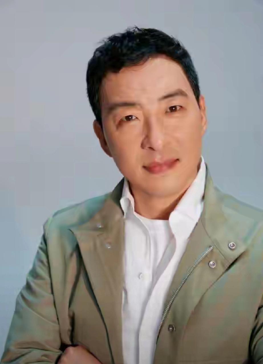 凭《蜗居》走红！与发妻相守28年零绯闻，26岁学霸儿子成骄傲
 
     郝平