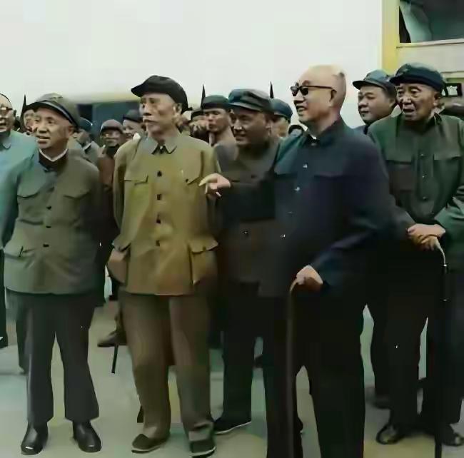 一个元帅，一个大将，一个上将，能认出他们都是谁吗？​​​​