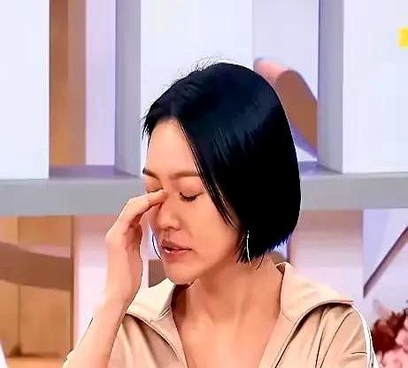 小S最近怕是要愁到睡不着觉了！

原本大女儿Elly顶着"许家学霸"光环，在名校
