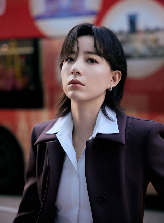 李斯丹妮港风西装从头帅到脚 看到李斯丹妮的港风西装造型，我直接沦陷！狼尾头超有范