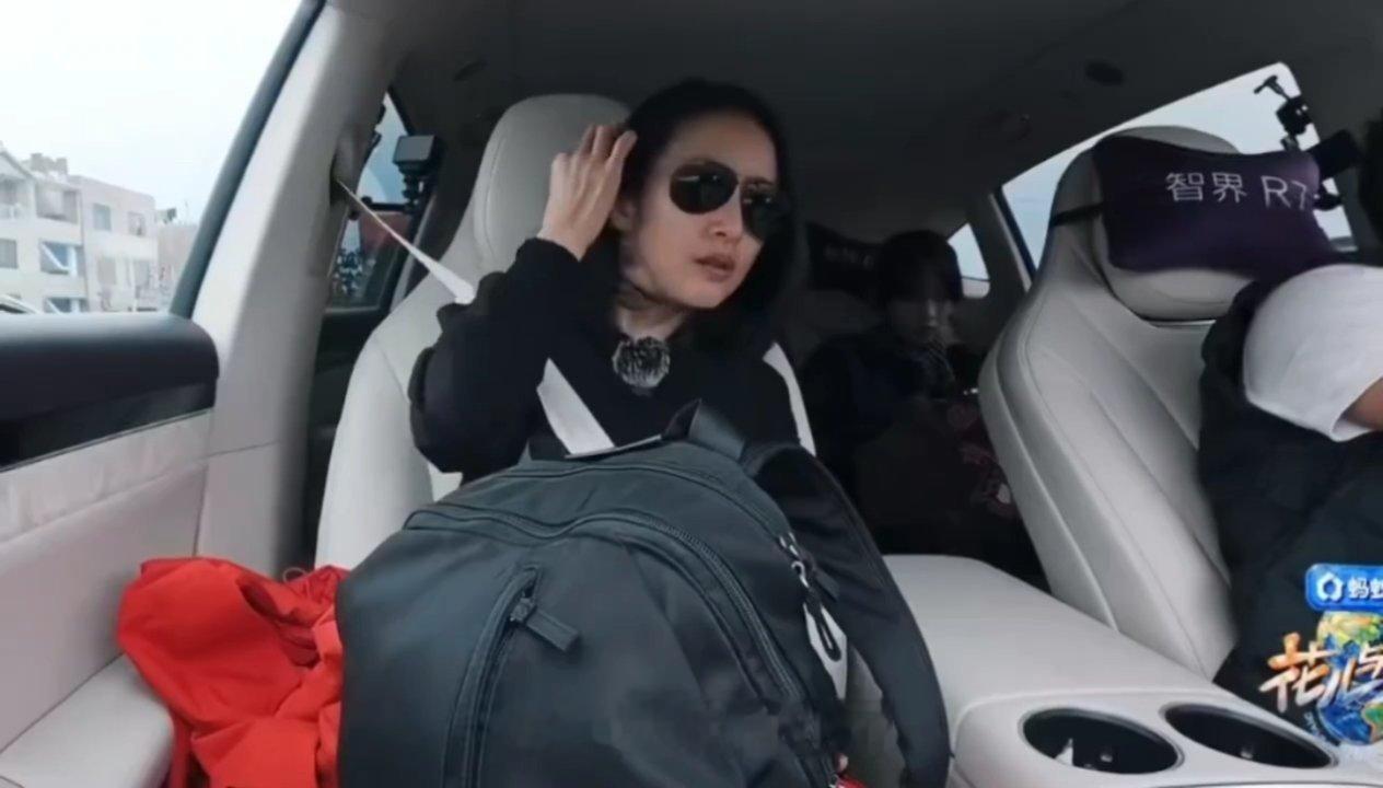 花少赶飞机花少8堵车花少8名场面预定！堵车困住去路，航班不等人，全员开启紧急赶路
