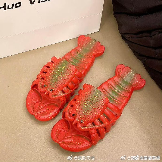 没见过这种设计的拖鞋第一眼直接看愣了，这拖鞋造型也太独特了，不走寻常路的设计，小