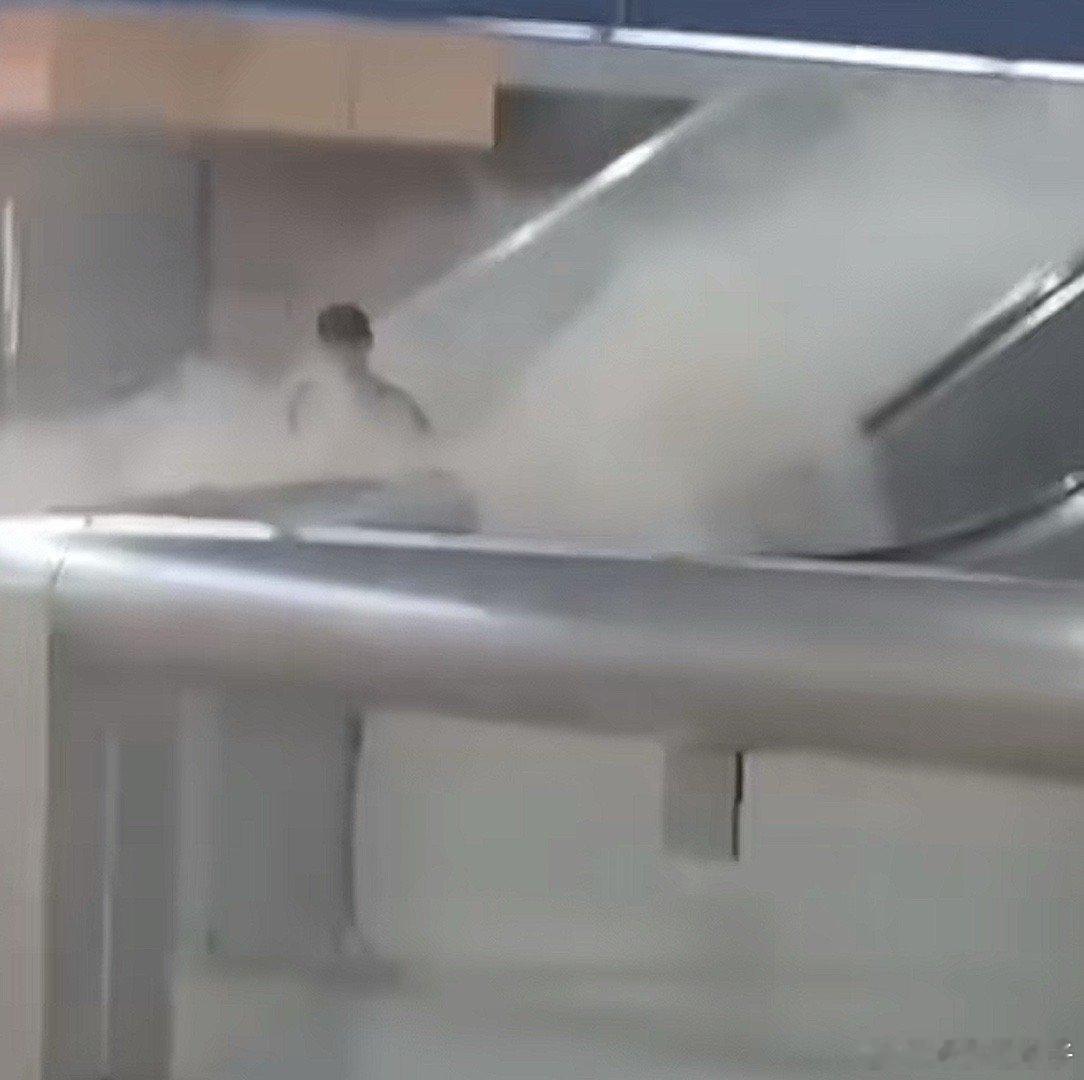 台北伤人者疑因挟怨报复犯案这些人怎么不跑，还在哪里看，現在走在路上都覺得好可怕 