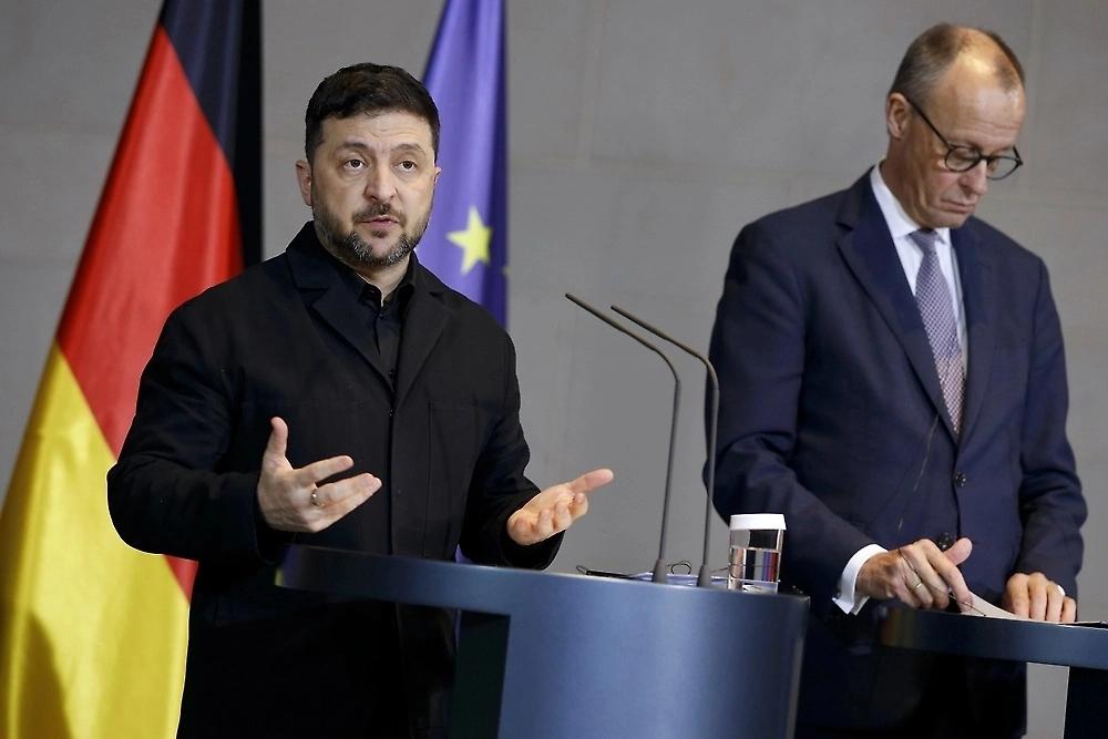 德国选择党领导人魏德尔10月7日就乌克兰问题表示：“德国总理在抵达基辅后举行新闻