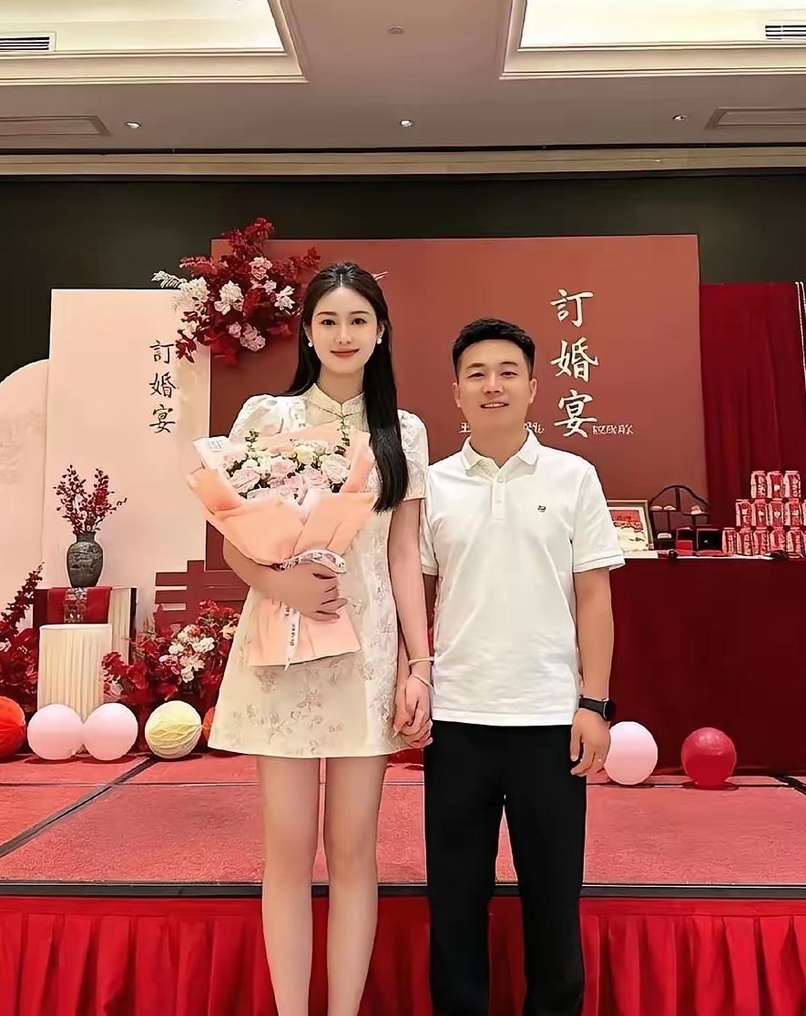 终身大事终于落定了。只羡鸳鸯不羡仙，看这一对快乐的小夫妻，真的是让人艳羡不已。但