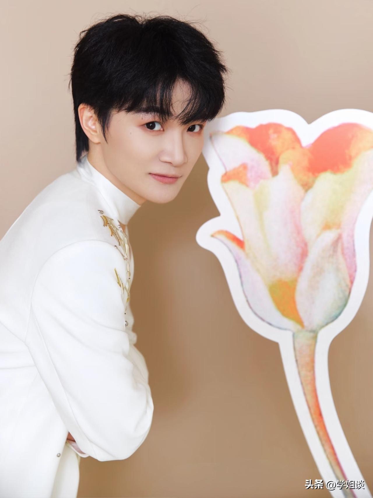 周深：我从来不刮胡子，没骗你们，因为我长不出胡子。

一次采访中，主持人为周深，