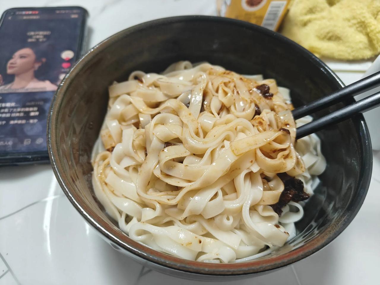 中午喝了四碗免费添羊汤，青岛经典喝了四个半，一瓶8块钱。这嘎哒馆子里的啤酒卖的贵