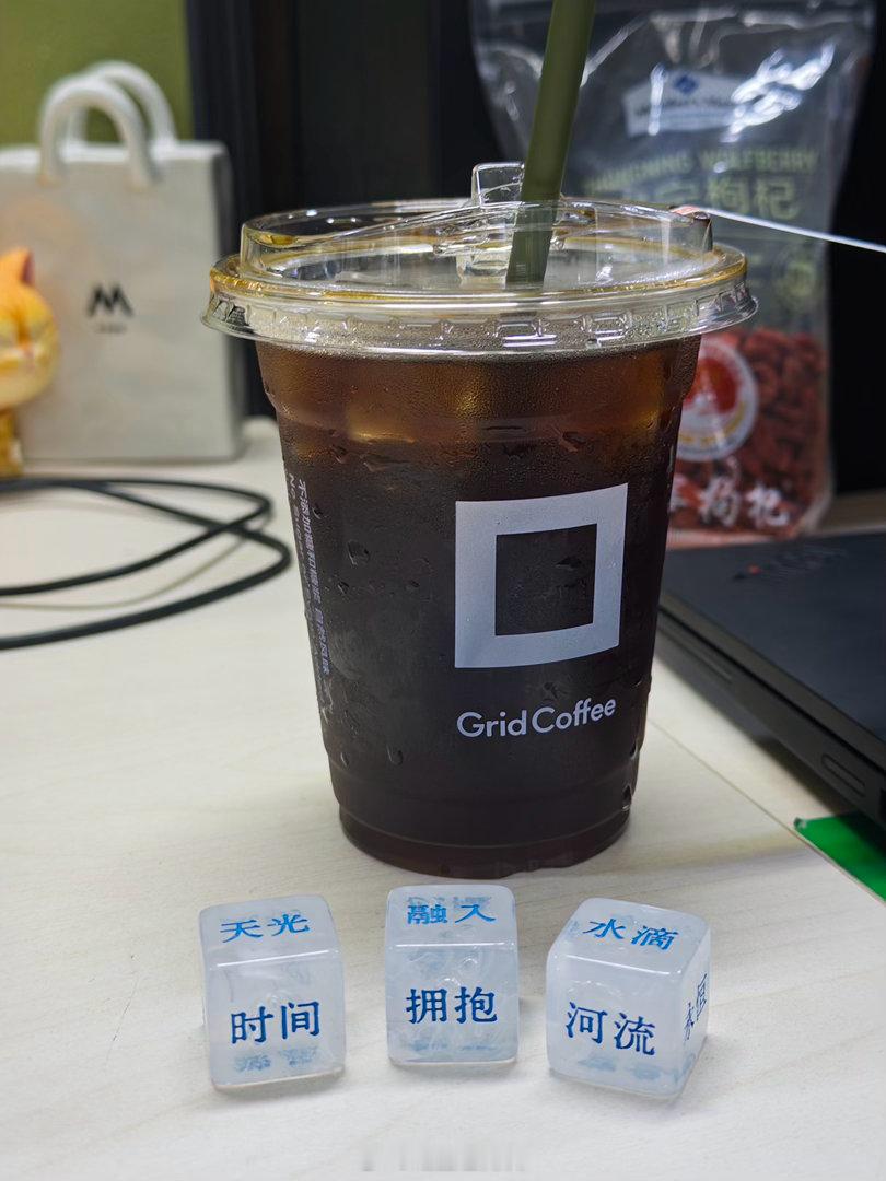 北京碎片 买咖啡一半时候是为了得到联名的小垃圾