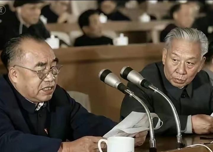 大会堂珍贵高清留影：刘少奇、朱德主席台同框纪实照
 
这张修复清晰的纪实照片，拍