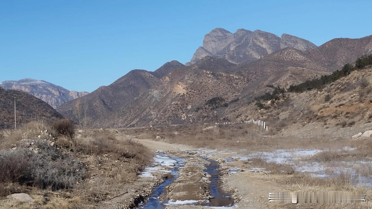 猴山
🍁猴山是大青山著名山峰，海拔1819m。远望像巨型石猴在俯卧望天。