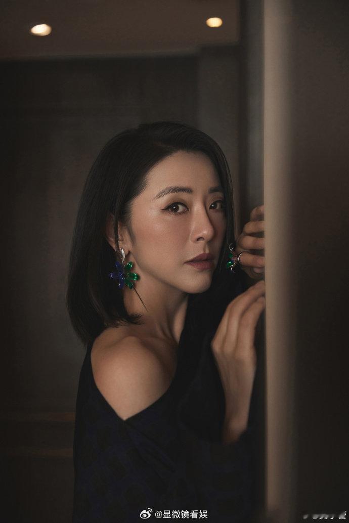 蒋欣黄小蕾在机场偶遇今日机场惊喜同框，蒋欣黄小蕾偶然相遇格外惊喜，黄小蕾事后分享