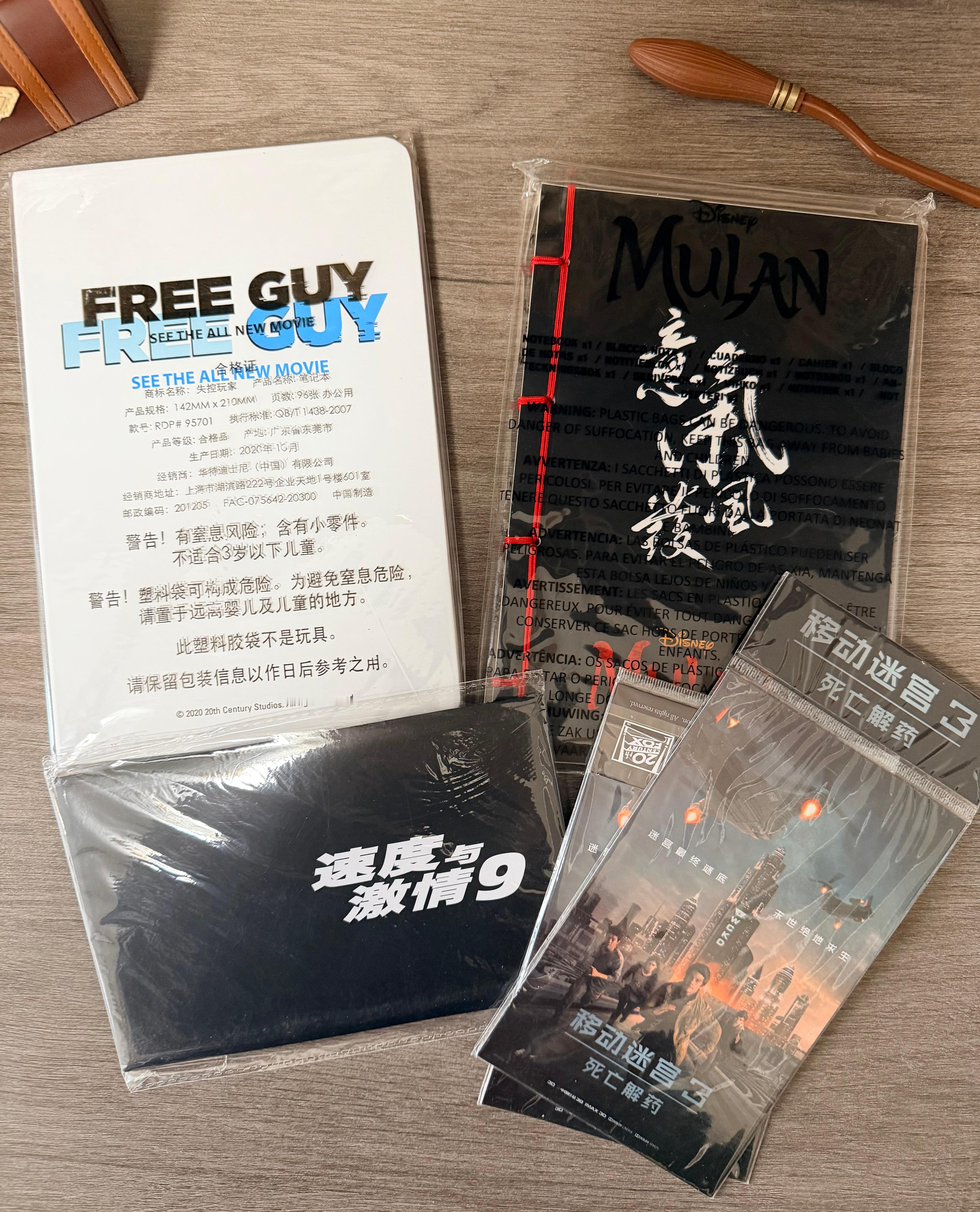 不定时福利~随便，随机抽一位粉丝送电影周边一套（如图），明天平台开奖~  