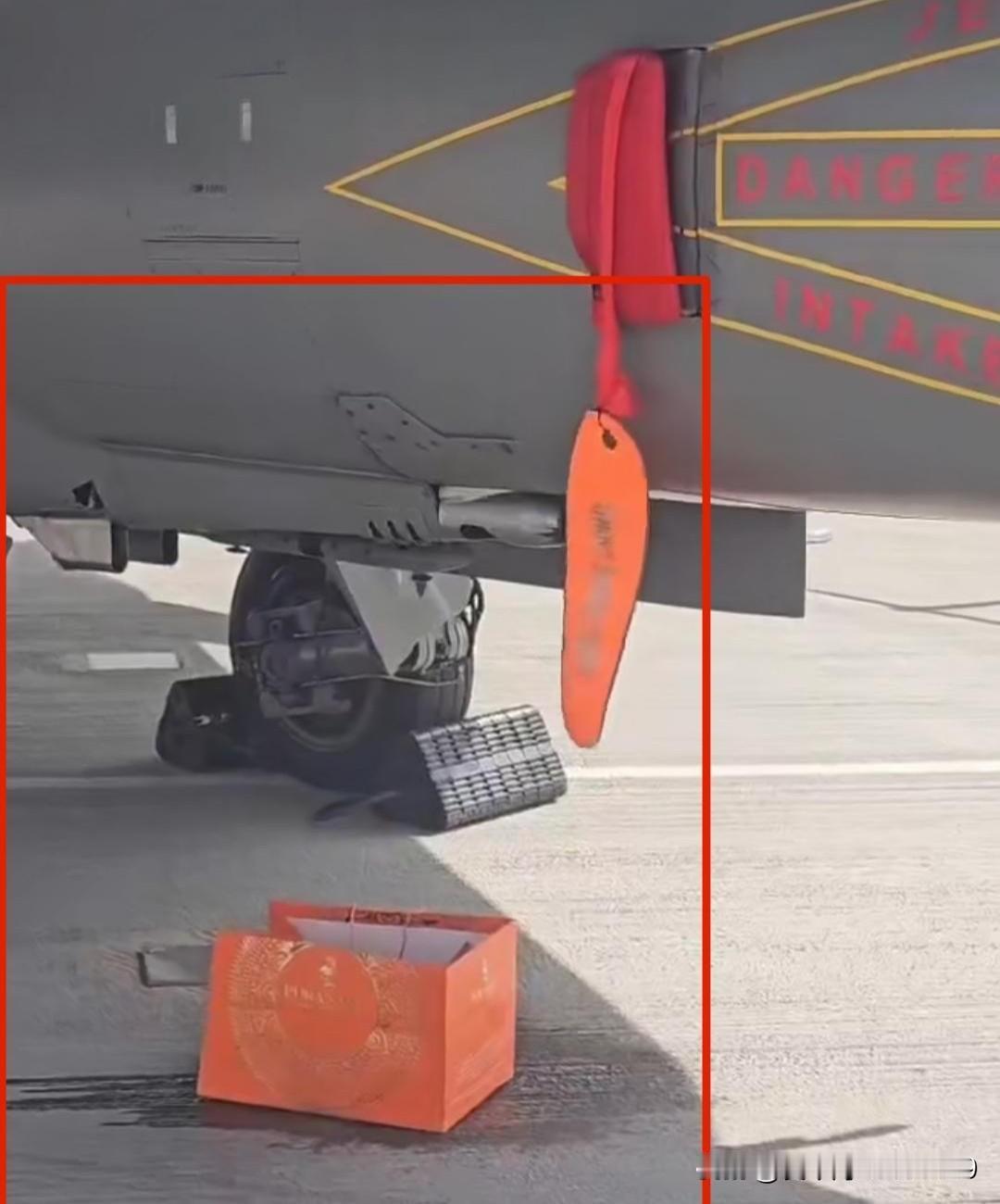 有时候，躺平比硬撑更体面。
印度战机在迪拜航展爆出“漏油”事件的时候，我憋住没笑