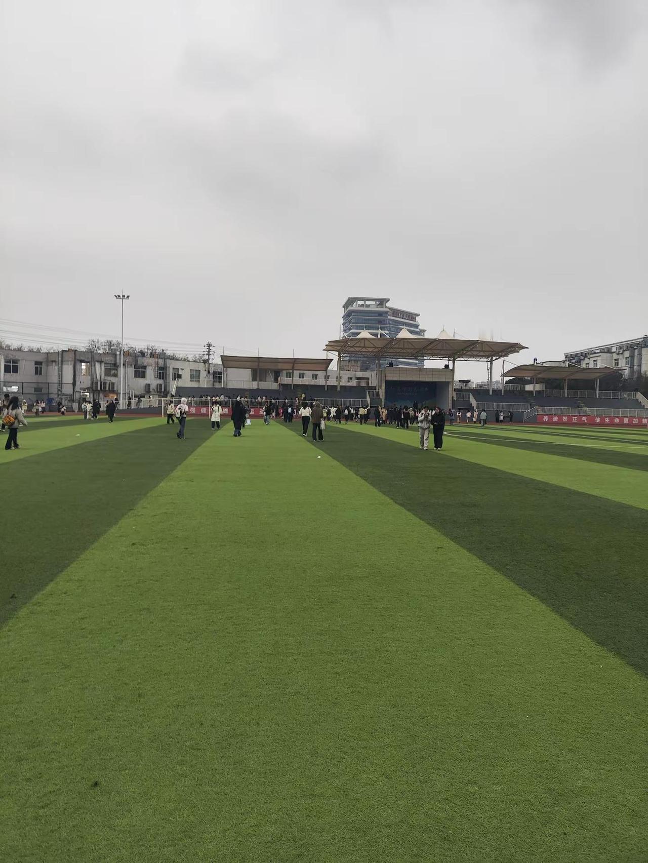 准备一个月，今天去参加了高中化学教师资格考试，考完有两点深有感触。第一个就是，这