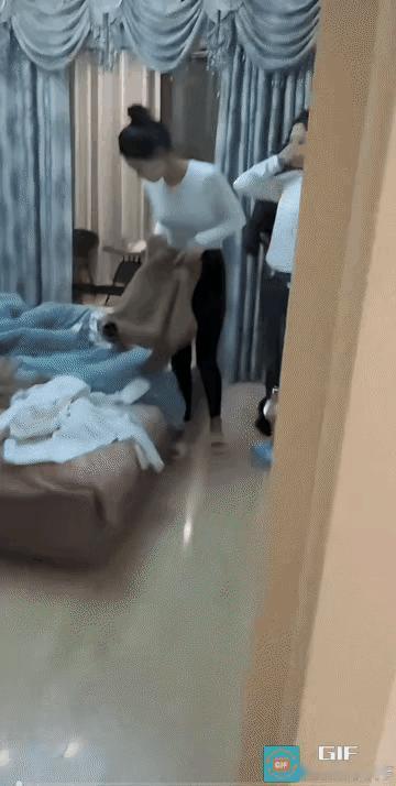 姐夫哥看到小姨子来了，当着妻子的面开始开玩笑：家里没有多余的床，晚上三个人睡一起