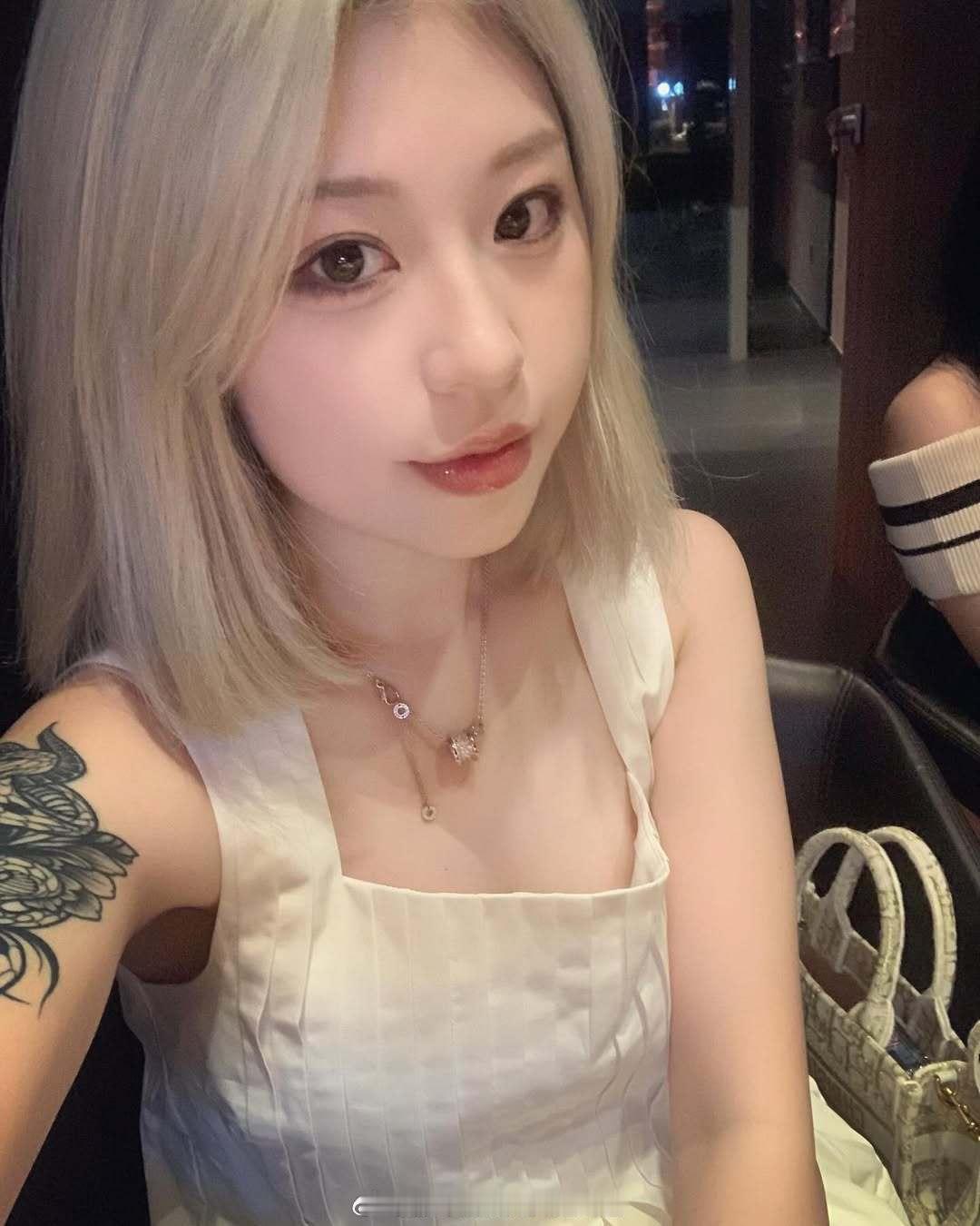 已经到了喝了酒没什么可缅怀面孔的无聊程度了 ​​​