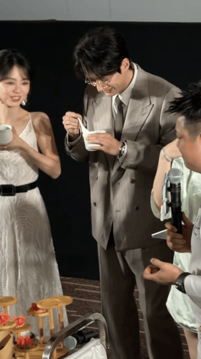 谭松韵刘学义吃的不亦乐乎一饭封神追剧团现场美食氛围感拉满！大厨带来多款古风金陵美