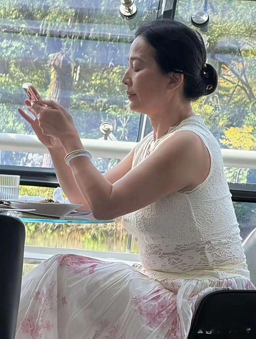 刘亦菲妈妈刘晓莉现身北京商场，年近七十，依旧保持着优雅温婉的气质。 ​​​