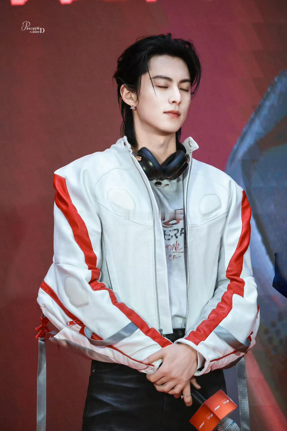 王鹤棣不要轻易闭上眼，也会出神图。 ​​​