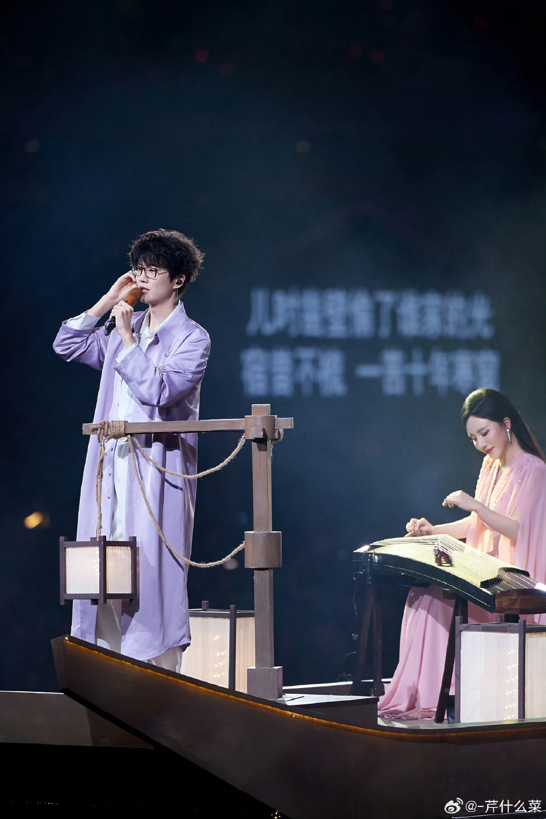 许嵩新发色许嵩演唱会新发色许嵩这场演唱会的紫发造型直接戳中审美！暖光下的渐变紫发